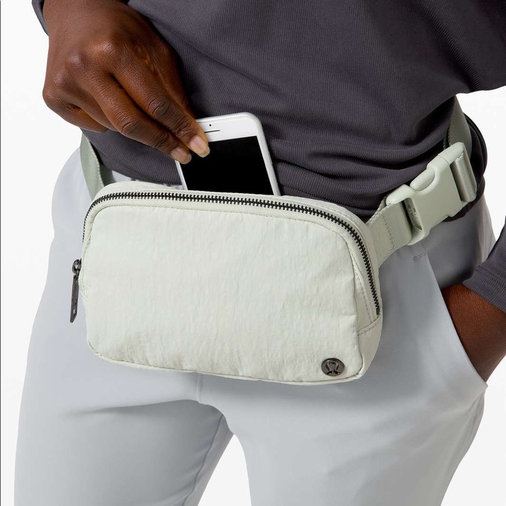 Lululemon Everywhere Belt Bag *1L springtime color